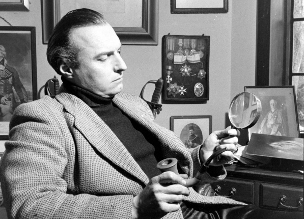 600px-1948-03-adrian-conan-doyle-with-pipe-and-magnifying-glass-02